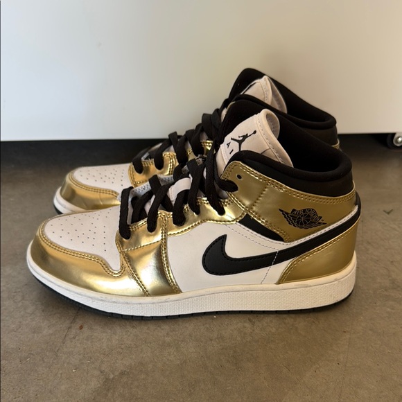 Jordan 1 Mid - Picture 1 of 4